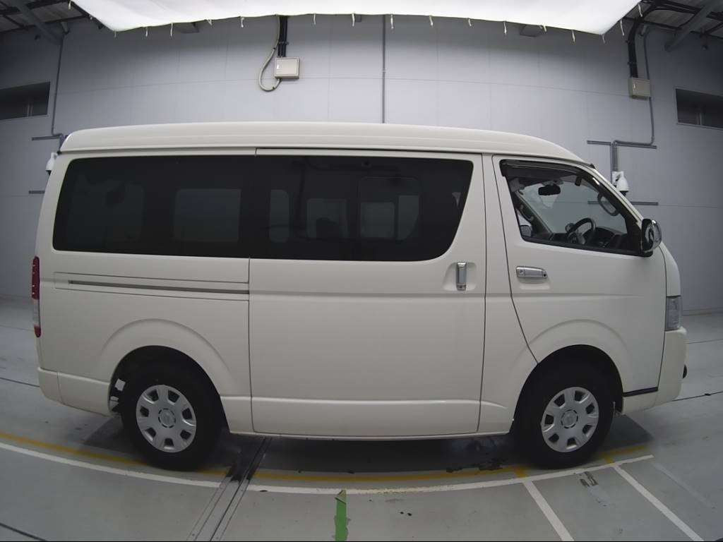 2017 Toyota Regiusace Van TRH216K[2]