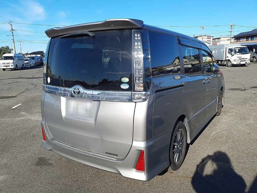 2015 Toyota Voxy ZRR80W[1]