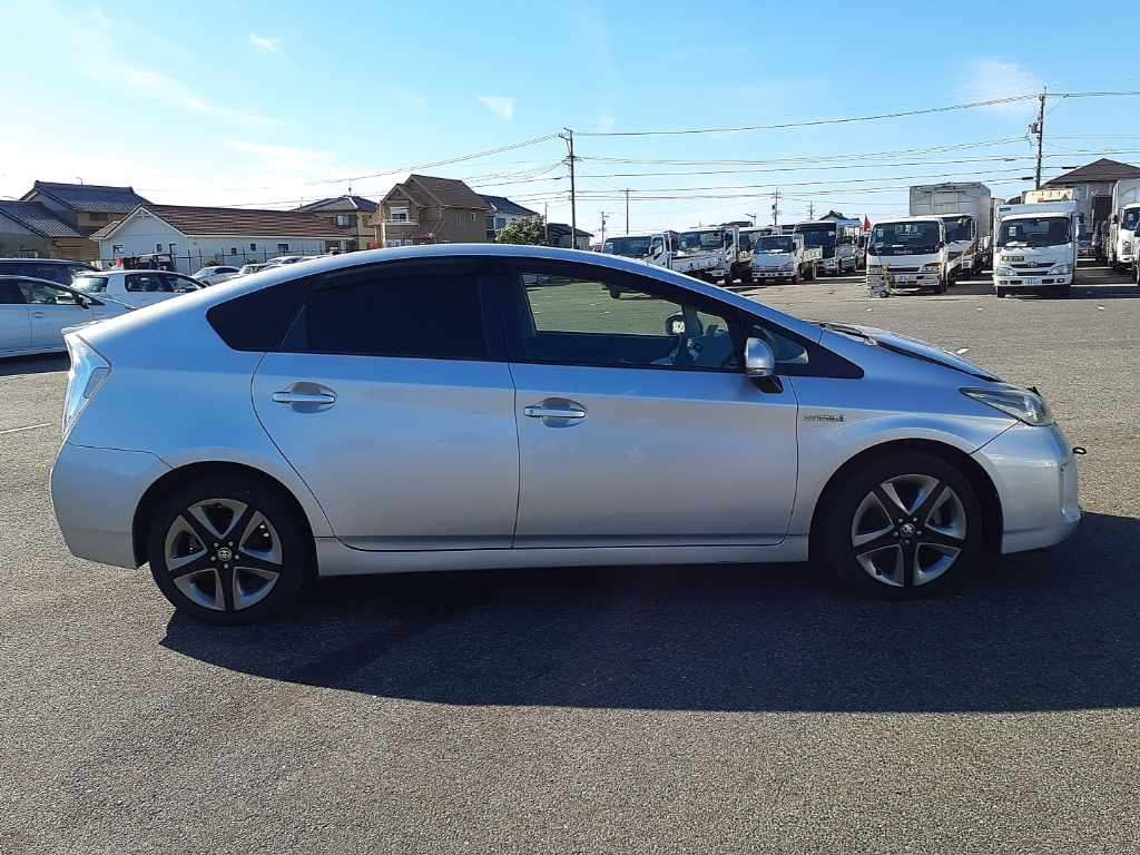 2013 Toyota Prius ZVW30[2]