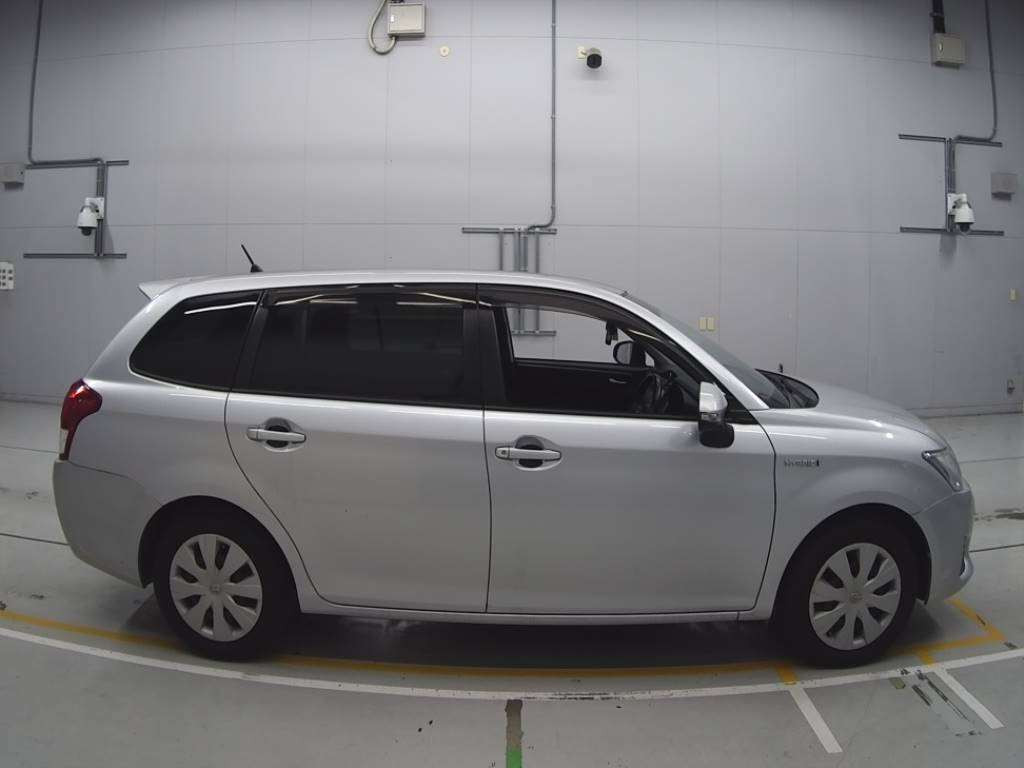 2013 Toyota Corolla Fielder NKE165G[2]