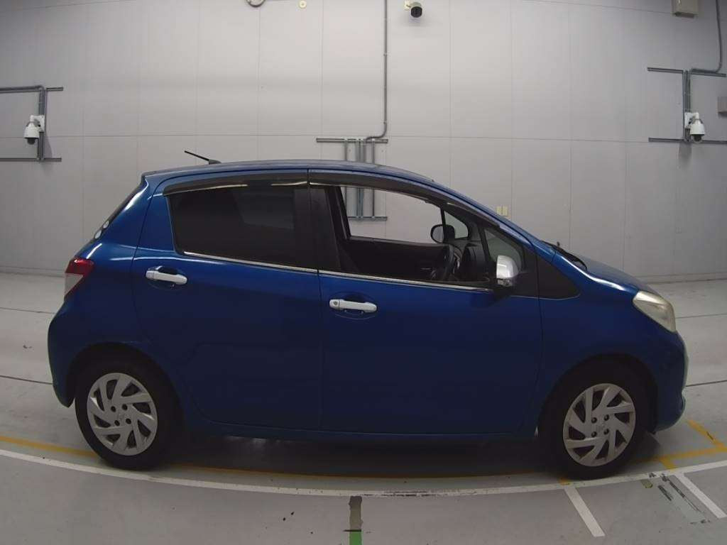 2011 Toyota Vitz NSP130[2]