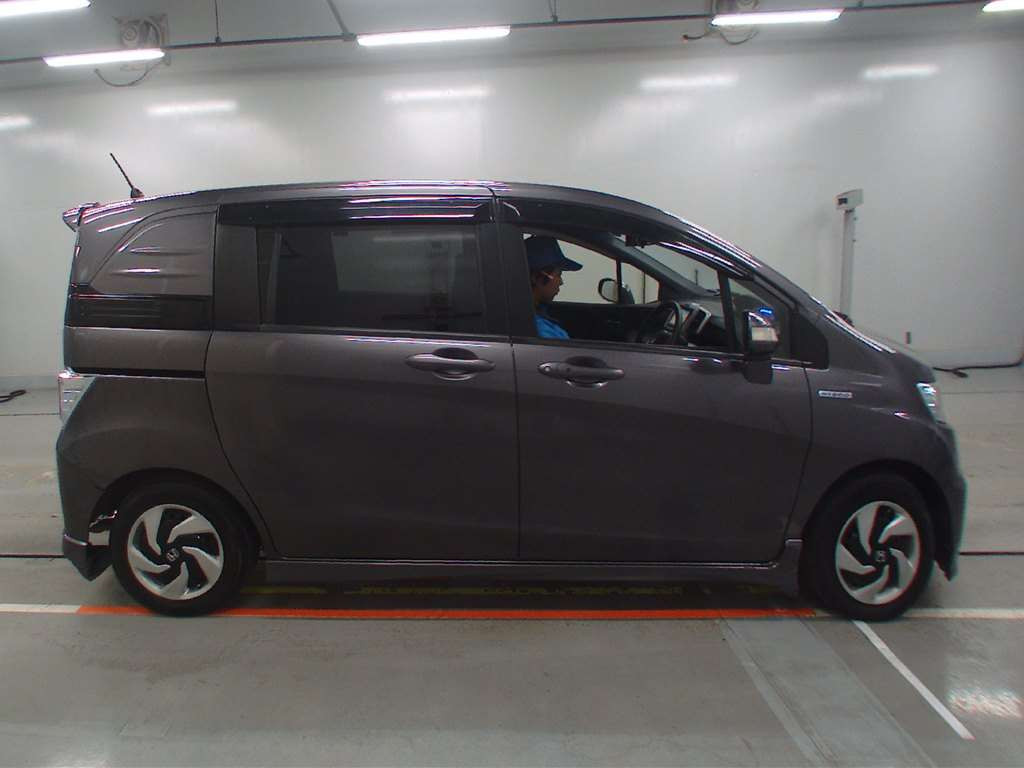 2016 Honda Freed spike hybrid GP3[2]