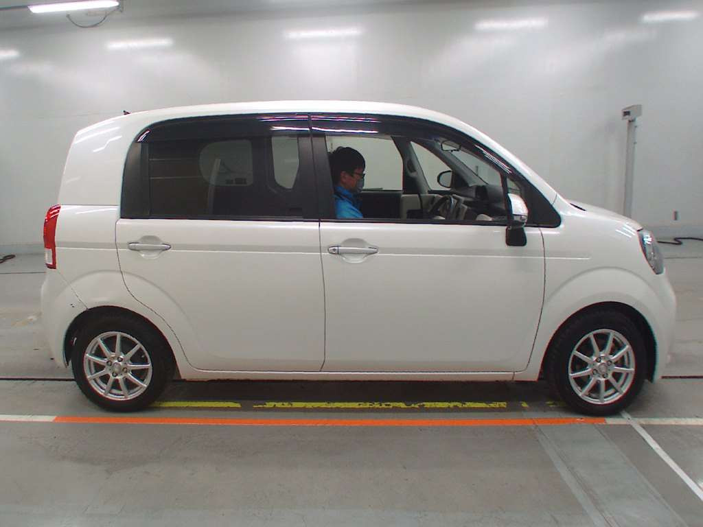 2012 Toyota Porte NCP141[2]