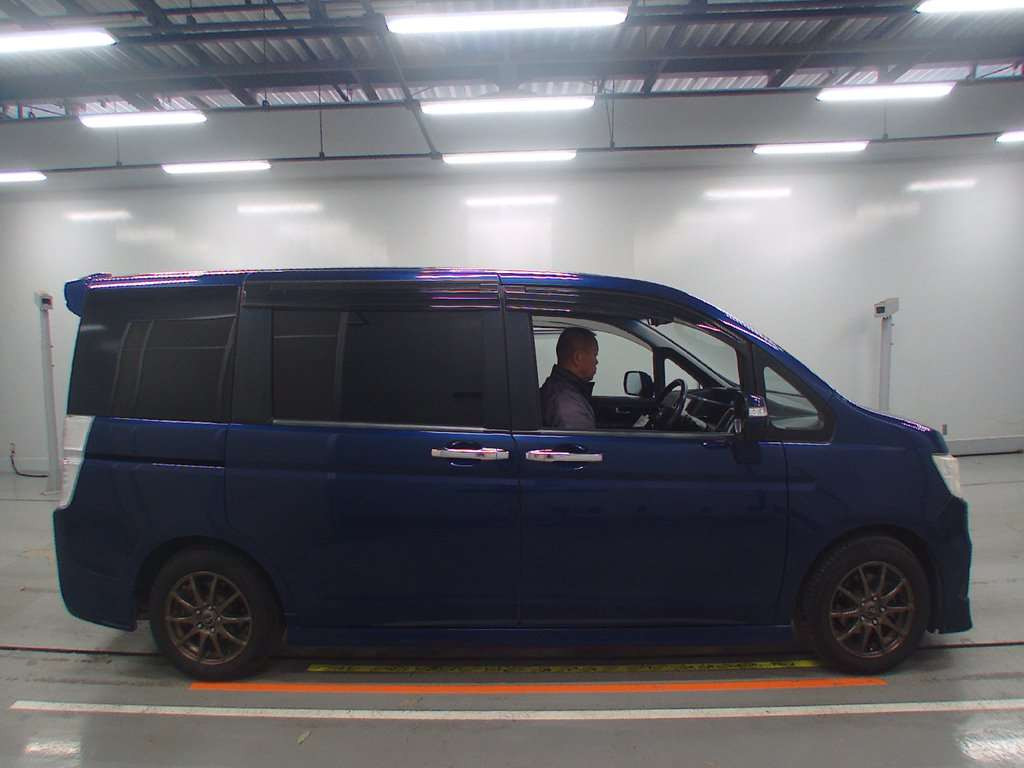 2011 Honda Step WGN Spada RK5[2]