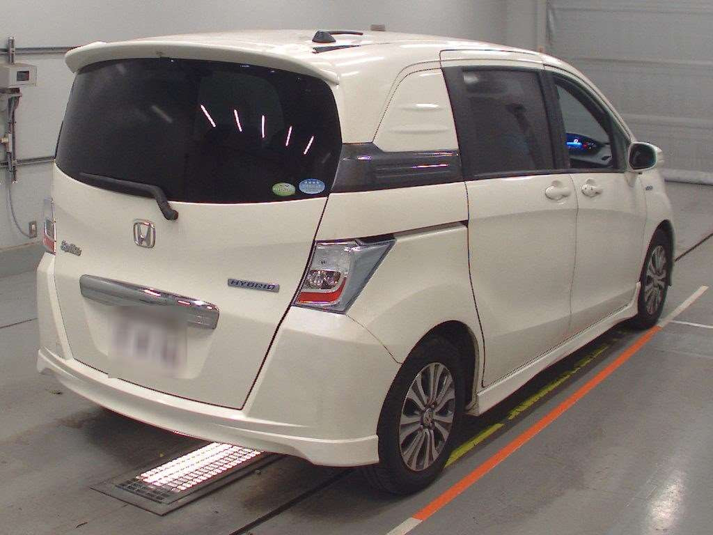 2012 Honda Freed spike hybrid GP3[1]