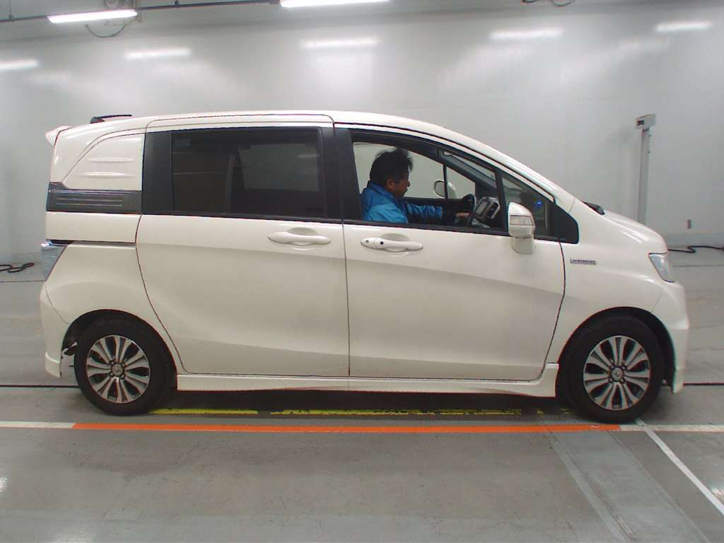 2012 Honda Freed spike hybrid GP3[2]