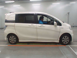 2012 Honda Freed spike hybrid