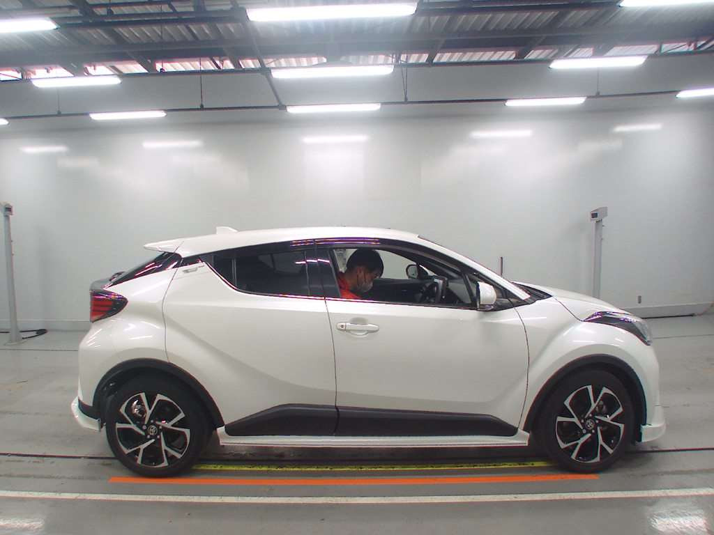 2020 Toyota C-HR NGX10[2]