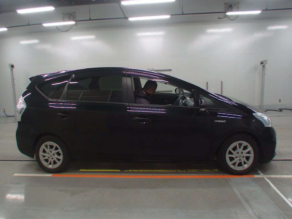 2012 Toyota Prius alpha ZVW41W[2]