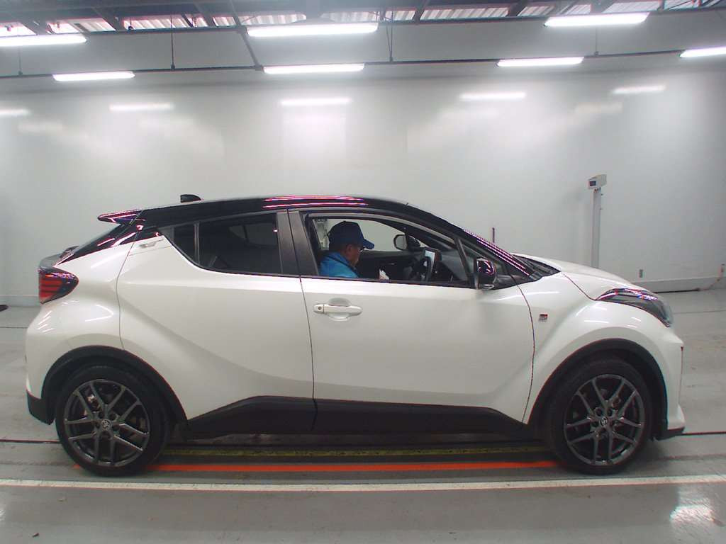 2019 Toyota C-HR NGX10[2]