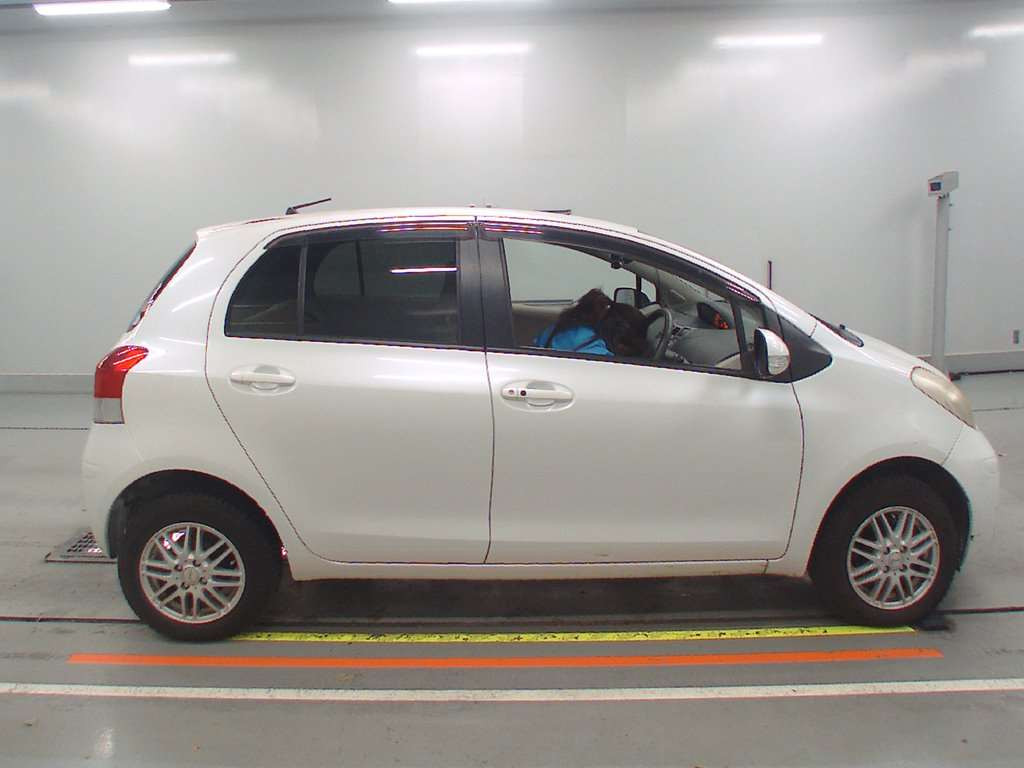 2009 Toyota Vitz NCP95[2]