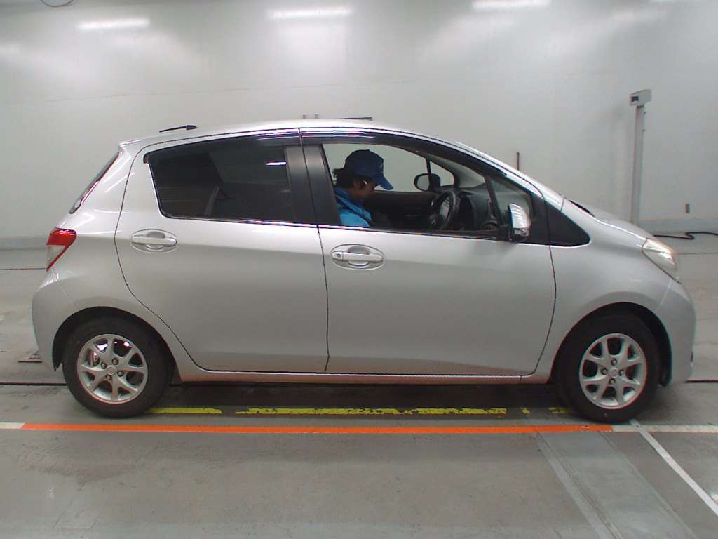 2011 Toyota Vitz NSP130[2]