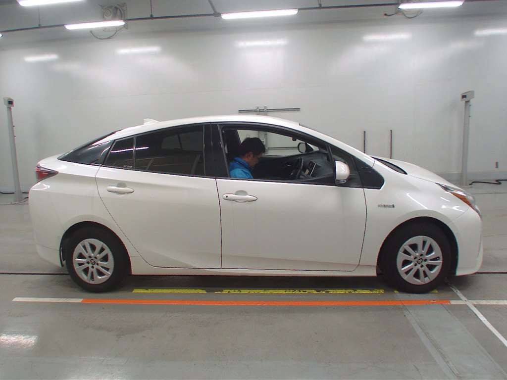 2016 Toyota Prius ZVW50[2]