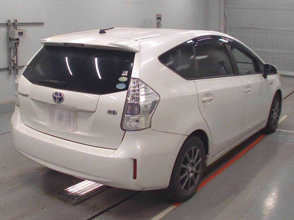 2012 Toyota Prius alpha ZVW41W[1]