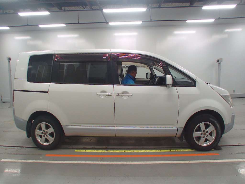 2013 Mitsubishi Delica D5 CV2W[2]