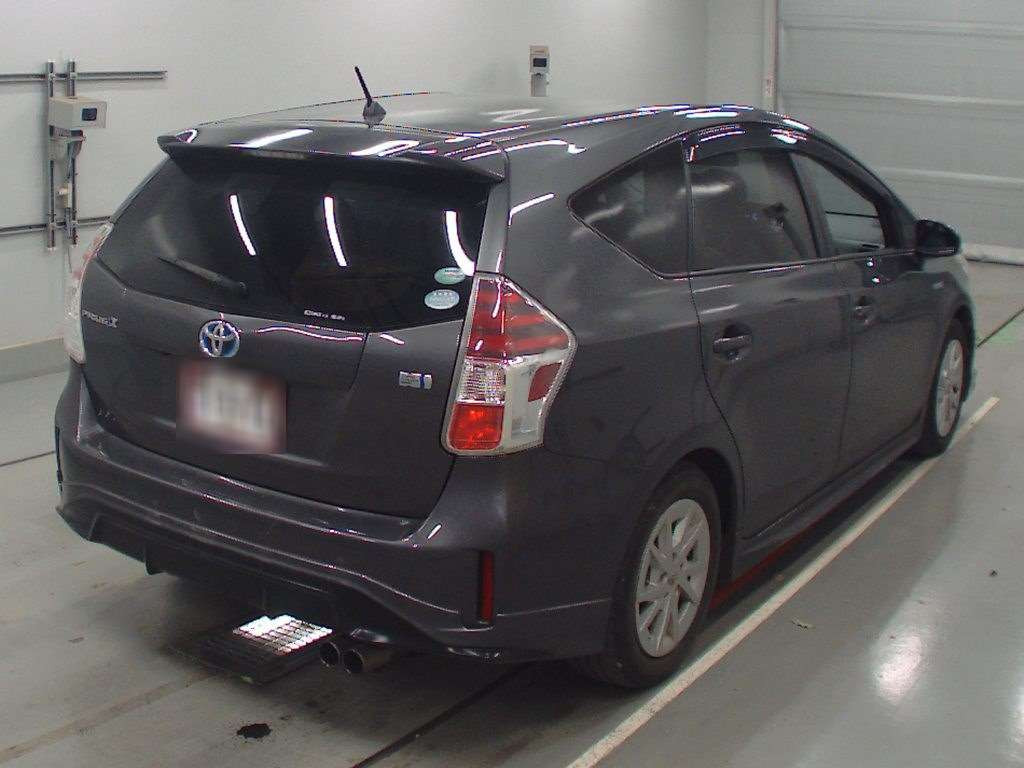 2015 Toyota Prius alpha ZVW41W[1]