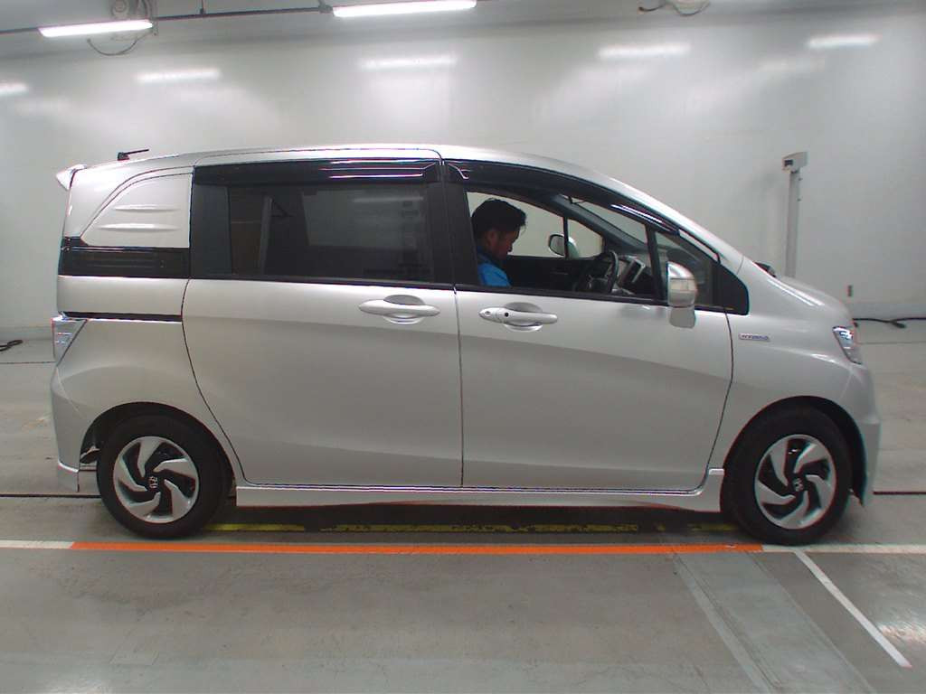 2015 Honda Freed spike hybrid GP3[2]