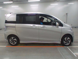 2015 Honda Freed spike hybrid