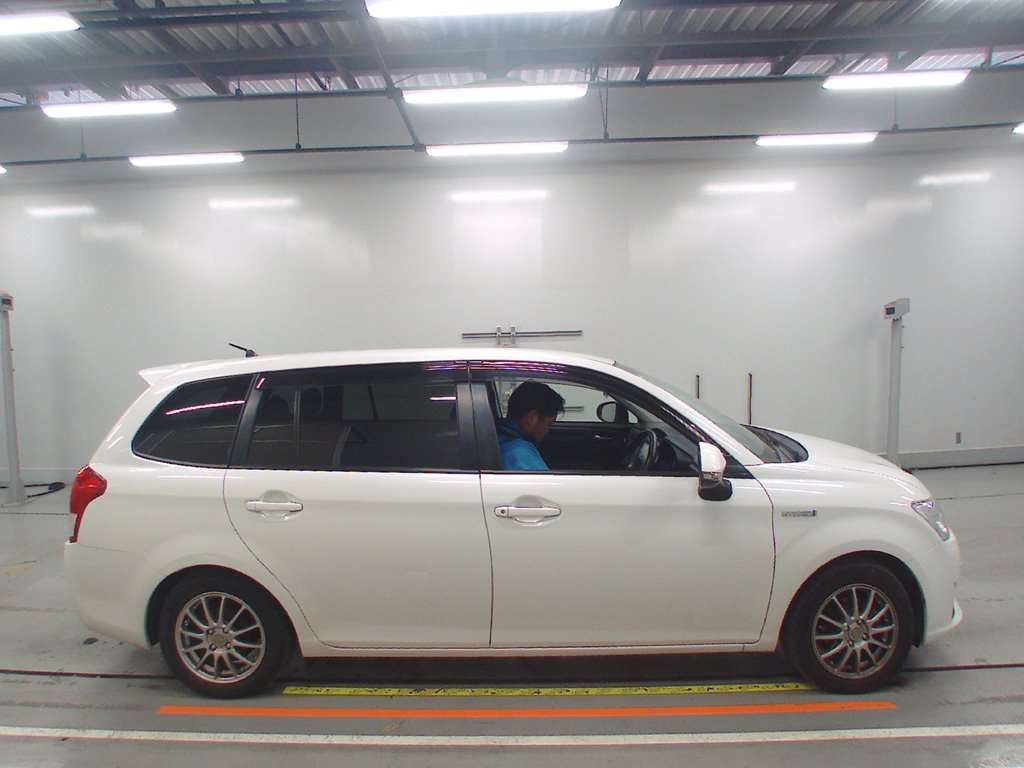 2014 Toyota Corolla Fielder NKE165G[2]