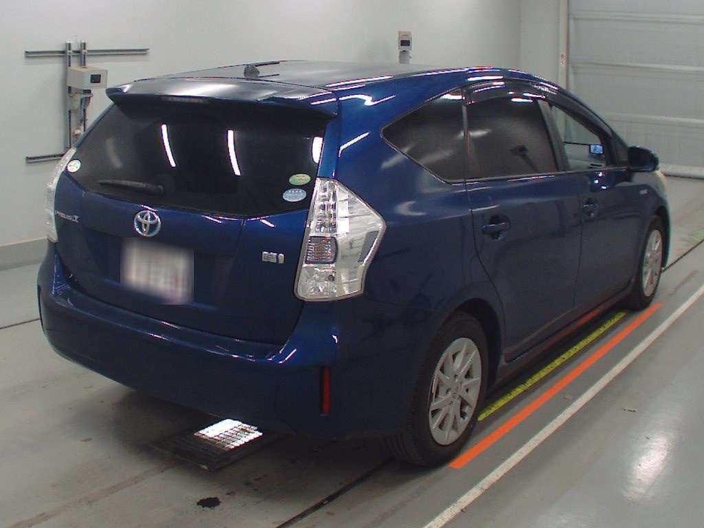 2013 Toyota Prius alpha ZVW41W[1]