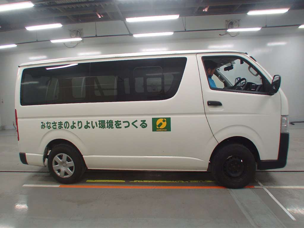 2017 Toyota Regiusace Van KDH206V[2]