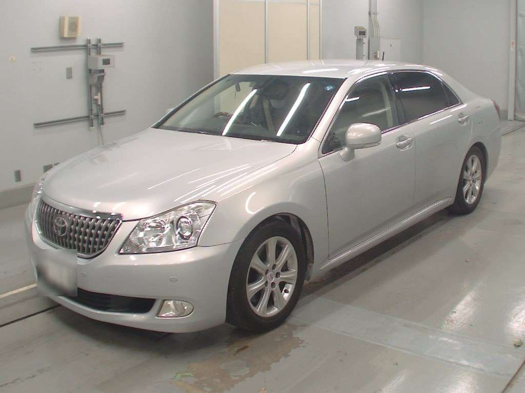 2010 Toyota Crown Majesta URS206[0]