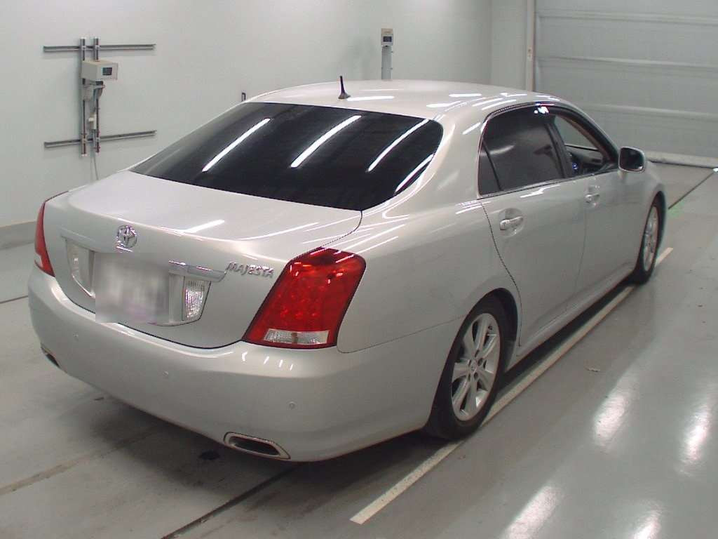 2010 Toyota Crown Majesta URS206[1]