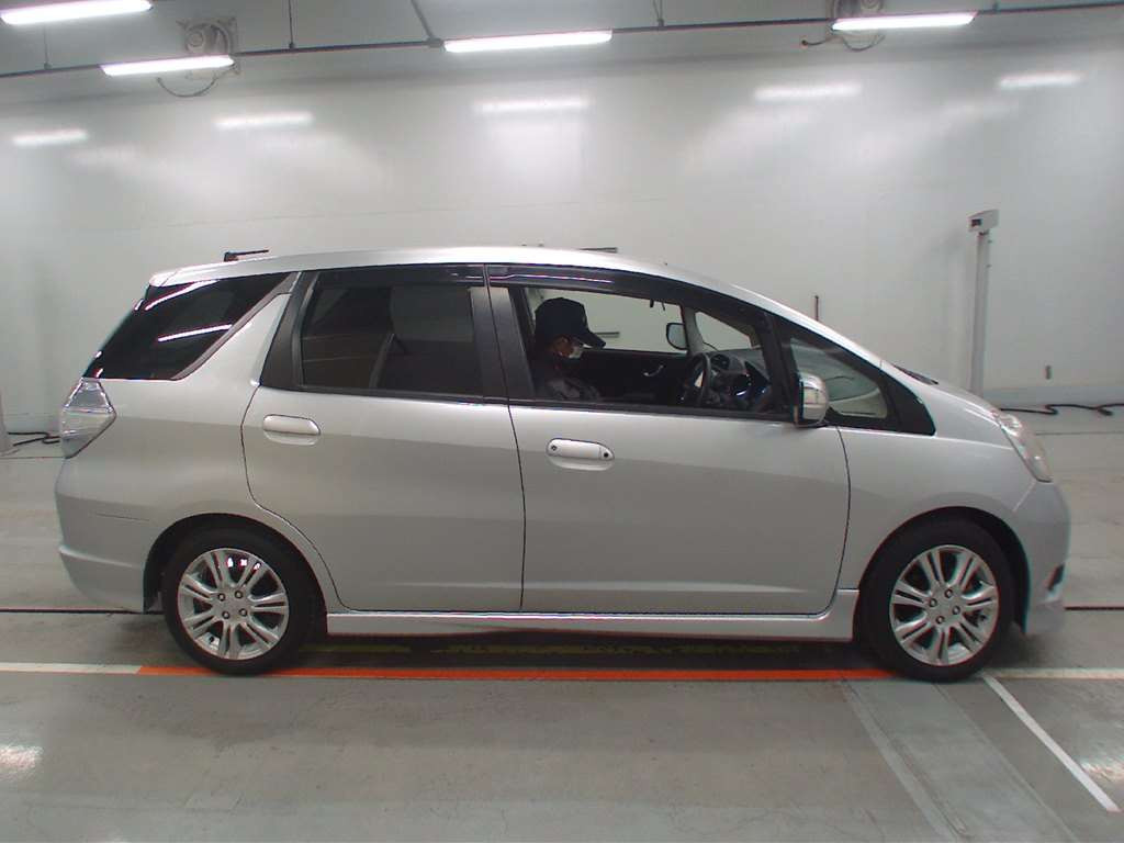 2012 Honda Fit Shuttle Hybrid GP2[2]