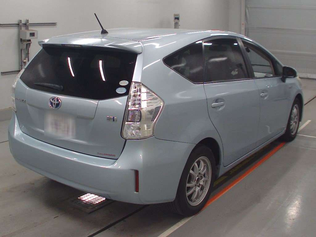 2012 Toyota Prius alpha ZVW41W[1]