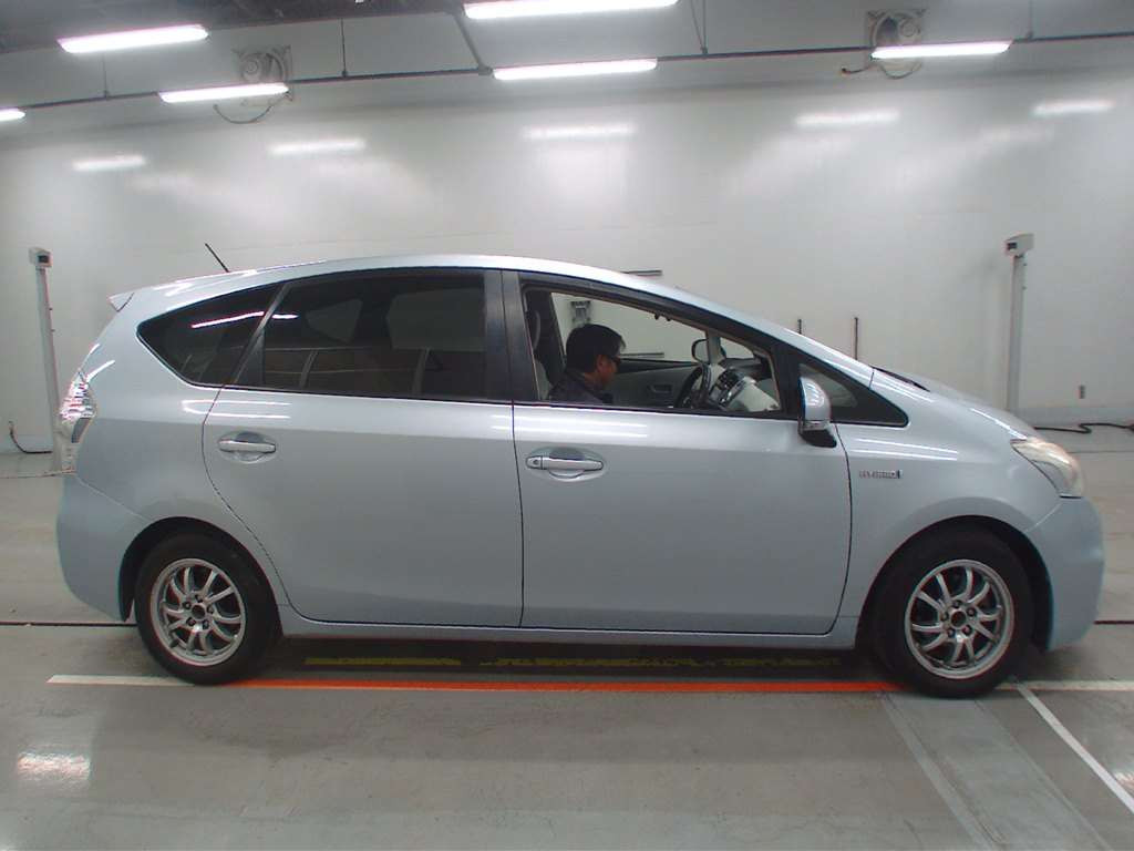 2012 Toyota Prius alpha ZVW41W[2]