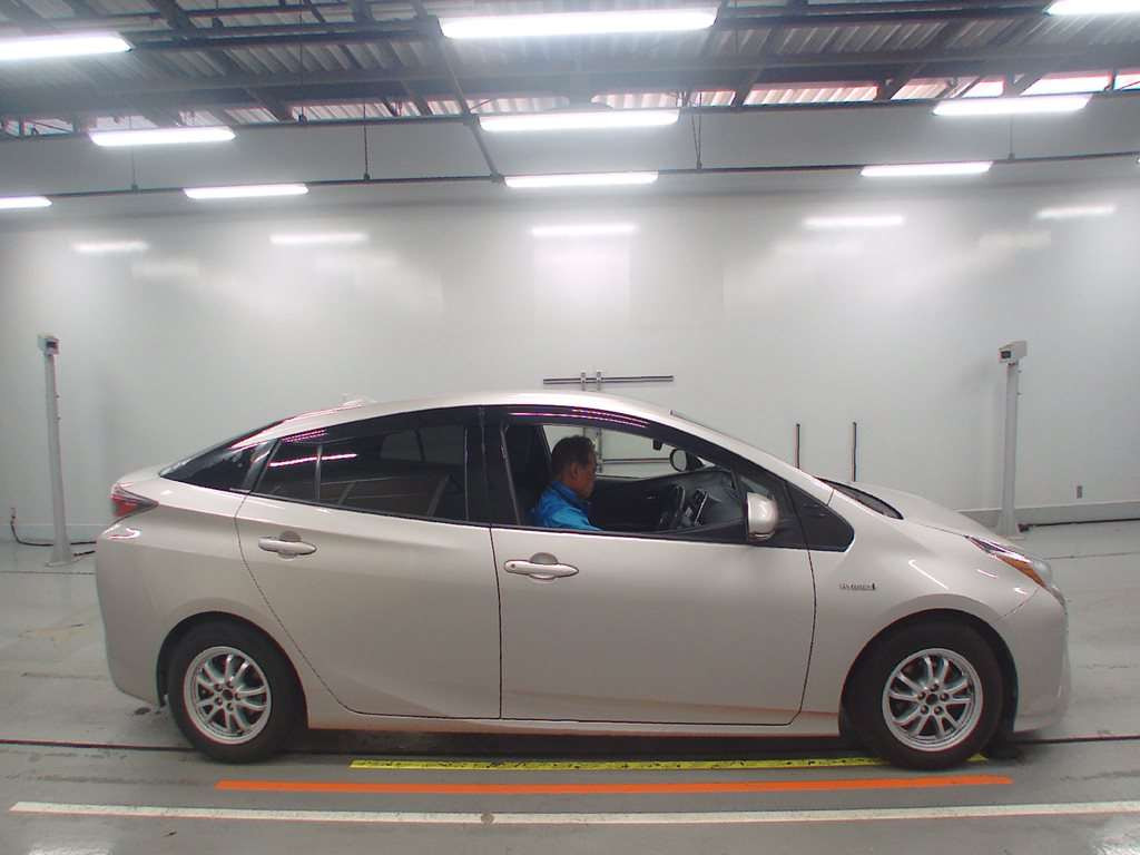 2016 Toyota Prius ZVW50[2]