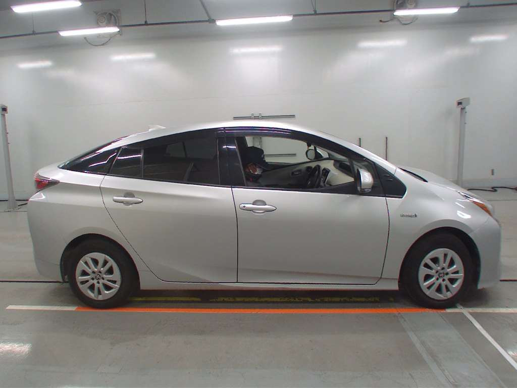 2016 Toyota Prius ZVW55[2]