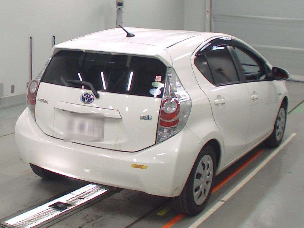 2012 Toyota Aqua NHP10[1]