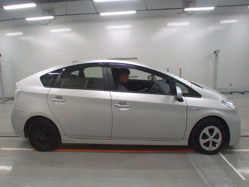 2013 Toyota Prius ZVW30[2]