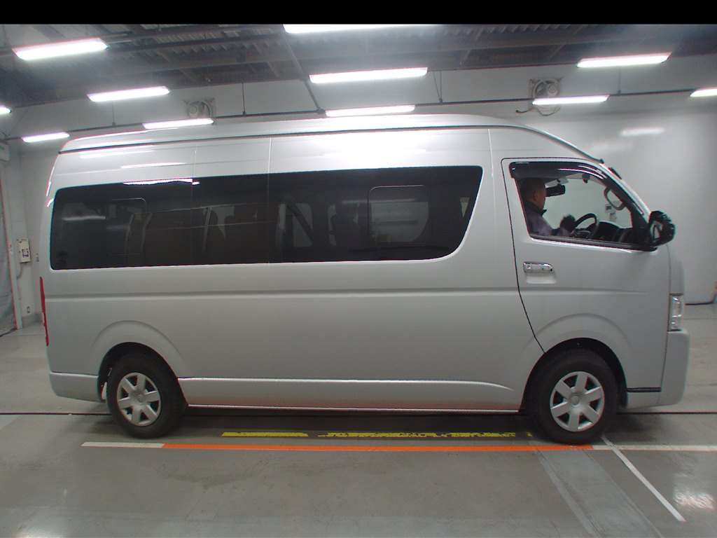 2017 Toyota Hiace Commuter KDH223B[2]