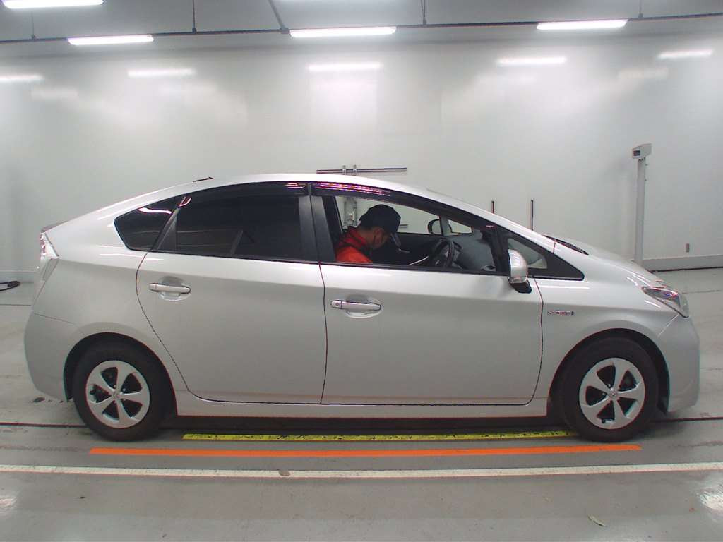 2015 Toyota Prius ZVW30[2]