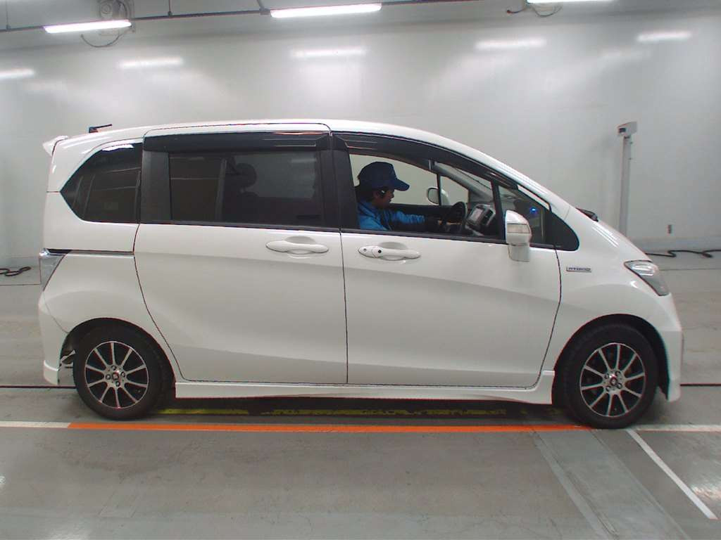 2014 Honda Freed hybrid GP3[2]