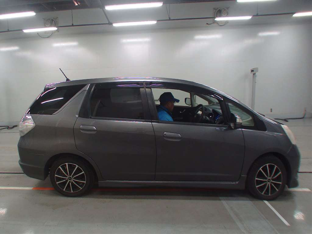 2012 Honda Fit Shuttle Hybrid GP2[2]