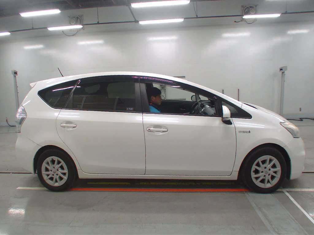 2012 Toyota Prius alpha ZVW40W[2]