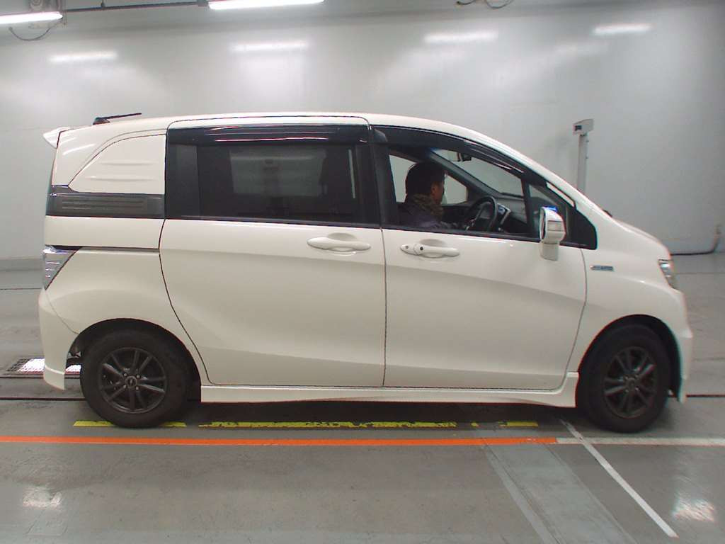 2011 Honda Freed hybrid GP3[2]