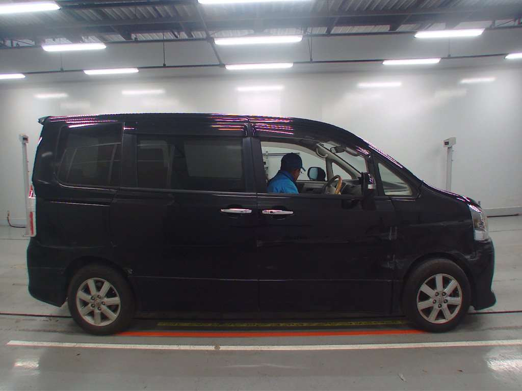 2009 Toyota Noah ZRR70W[2]