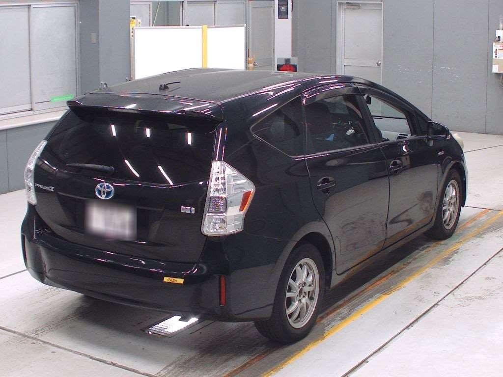 2012 Toyota Prius alpha ZVW41W[1]