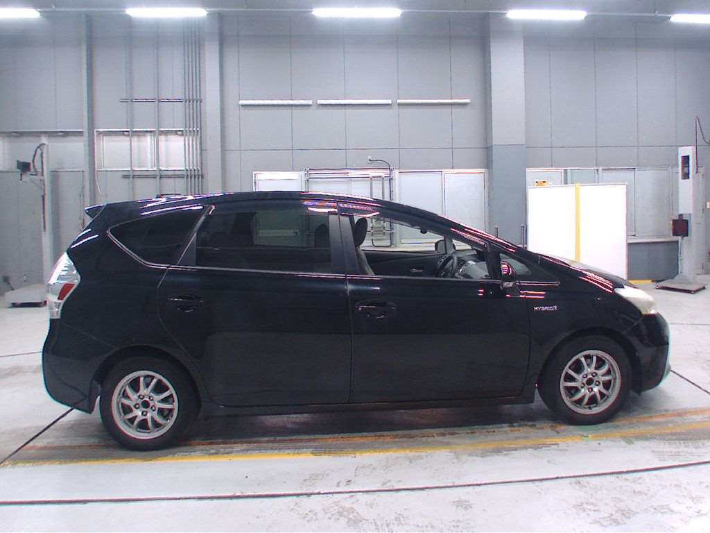 2012 Toyota Prius alpha ZVW41W[2]