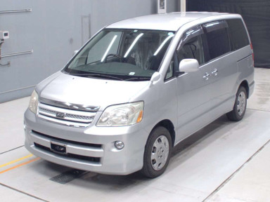 2005 Toyota Noah