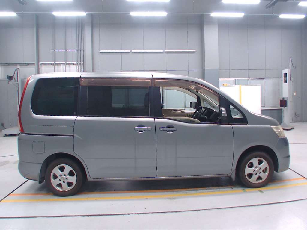 2008 Nissan Serena C25[2]