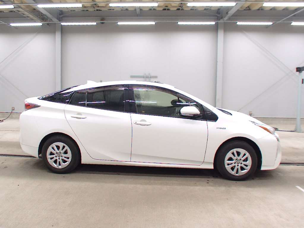 2016 Toyota Prius ZVW55[2]