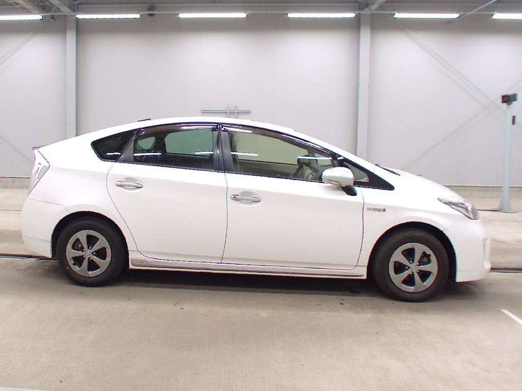 2014 Toyota Prius ZVW30[2]