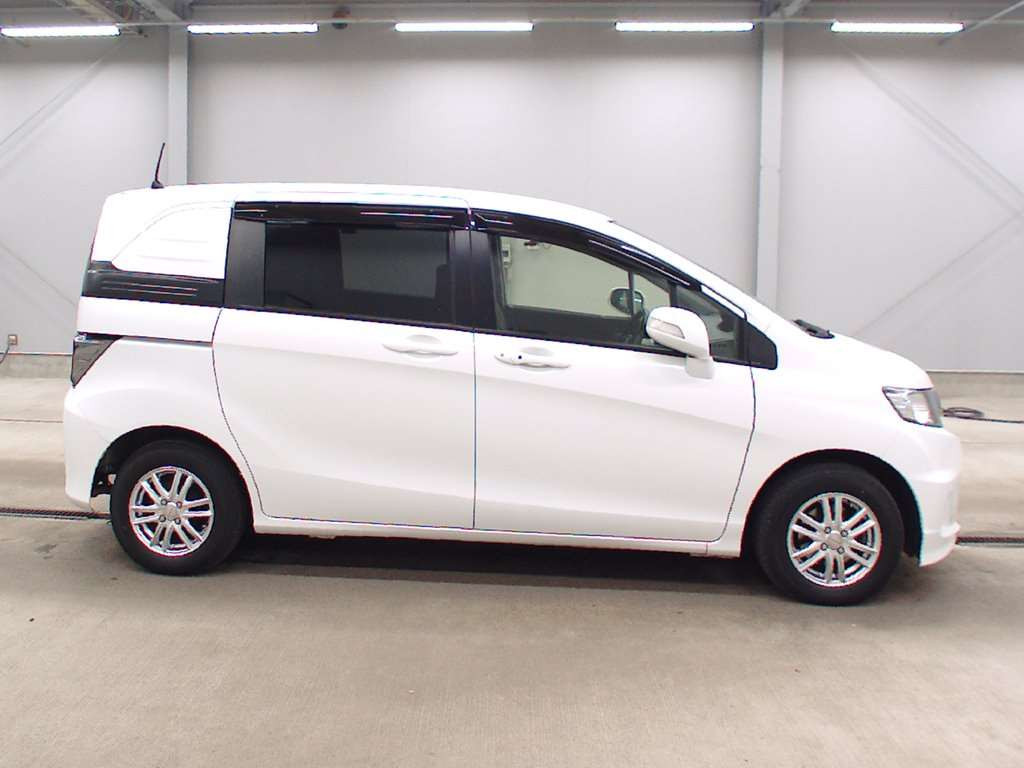 2016 Honda Freed Spike GB3[2]