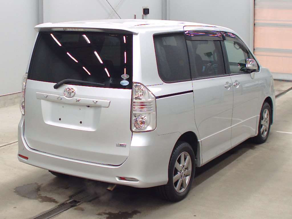 2009 Toyota Voxy ZRR75W[1]