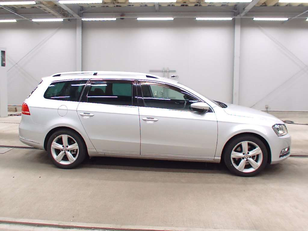 2011 Volkswagen Passat Variant 3CCAX[2]